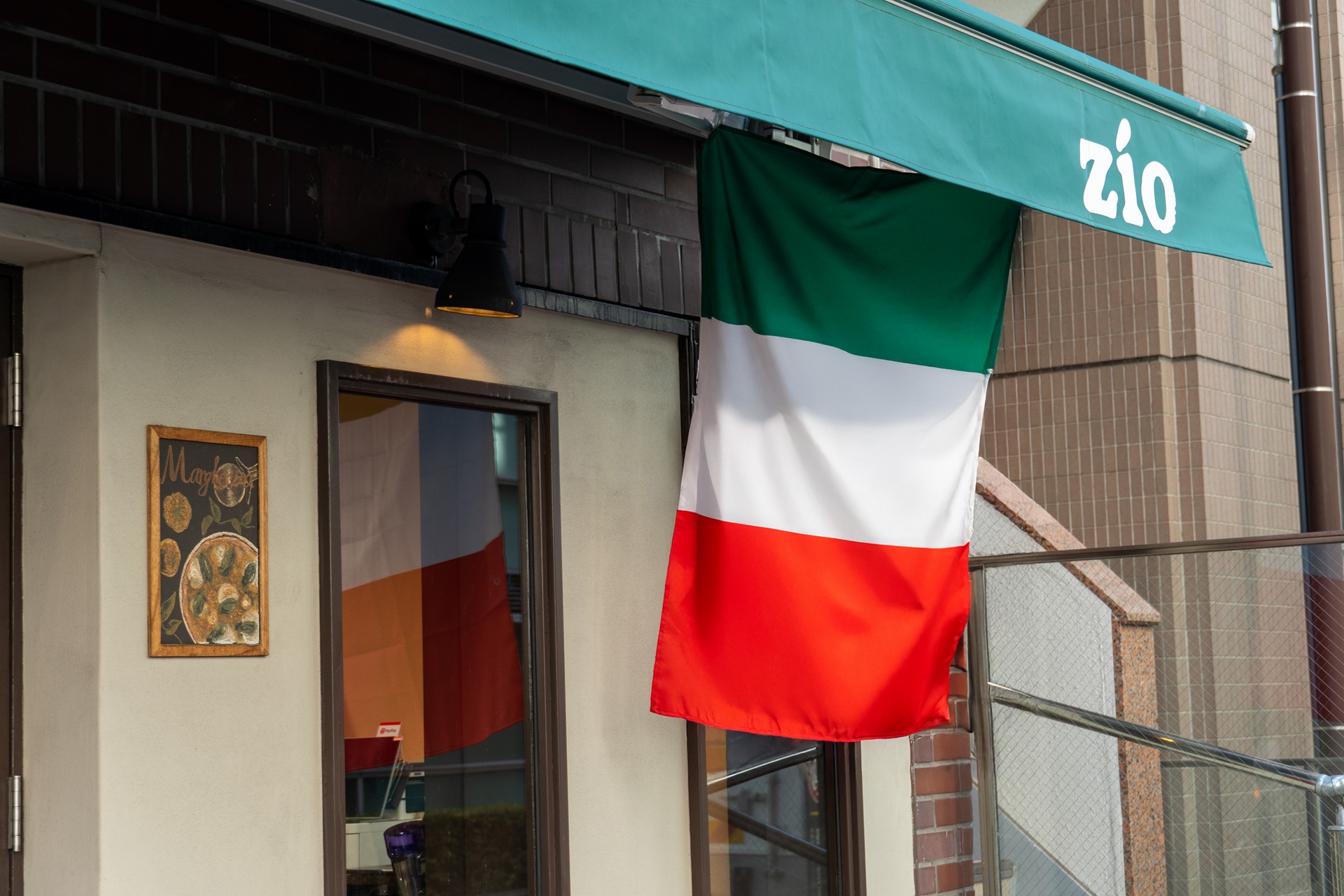 zio（ジオ）シェフがピッツァを仕上げる様子