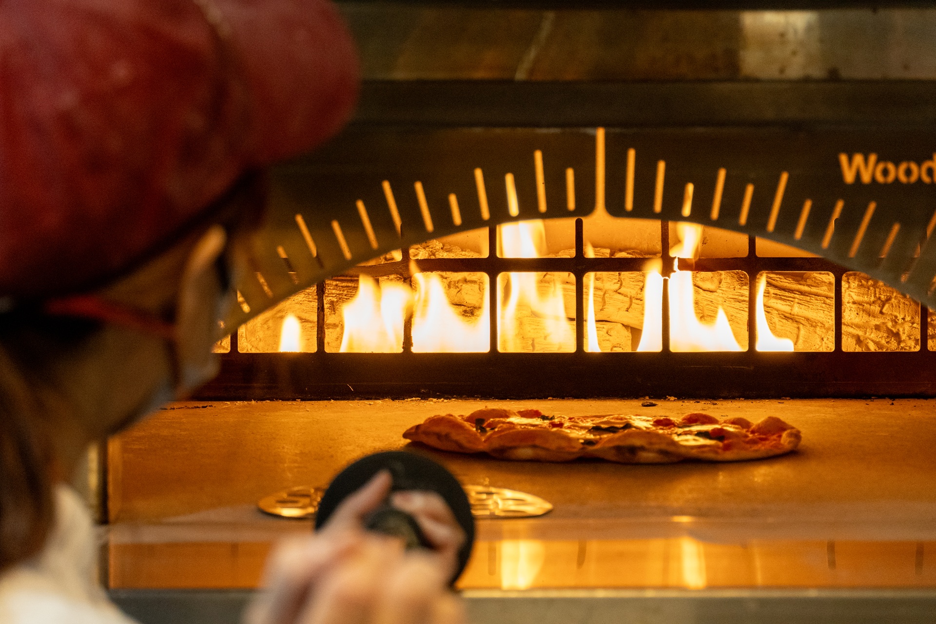石窯から出したローマピッツァ
